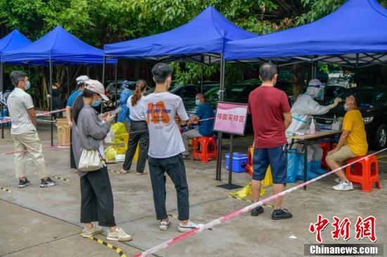 海口新增1例新冠肺炎确诊病例 涉疫民众排队进行核酸检测