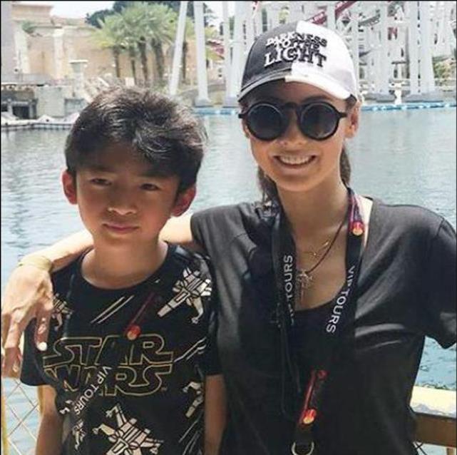 张柏芝三儿子完美遗传妈妈颜值不输两个哥哥越看越觉得眼熟