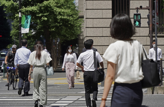 8月5日,人们戴着口罩走在日本东京街头.新华社/美联