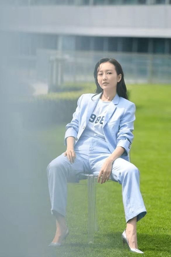 王鸥好身材真任性穿中性西装帅气显独立叉开腿坐气质很大佬