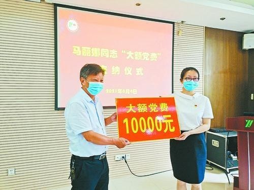 在马鞍山市红星中学,也有一位党员教师在默默关注着河南灾情,并向组织