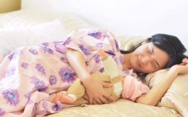 母乳妈妈"躺喂"成常态,小婴儿深受其苦,怎样喂宝宝更