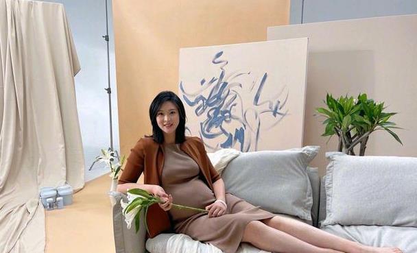 惠若琪要生了?怀孕9月肚大如箩,躺沙发上富态满满,疑已住院待产