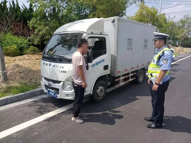 伪装的送菜车一非法营运自流黑加油车被威海交警慧眼识破