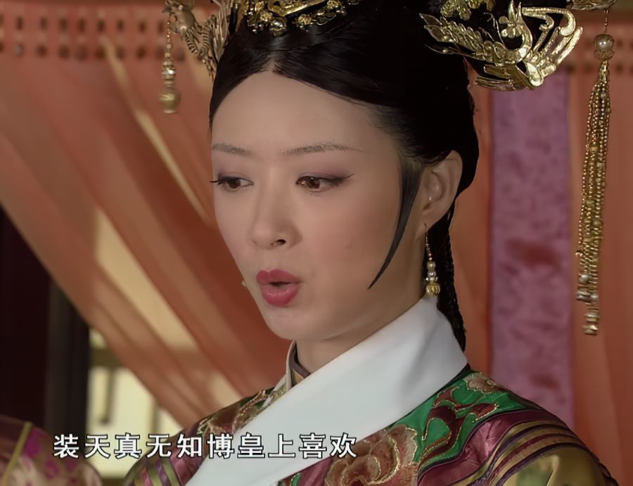甄嬛传:甄嬛敬嫔向皇后行册封大礼,谁注意三人的旗头?妾终究是妾