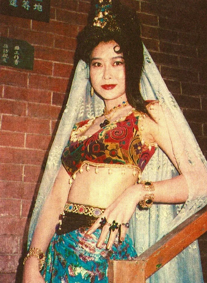 6,1992年,正在赶拍《东成西就》的性感女神叶玉卿.