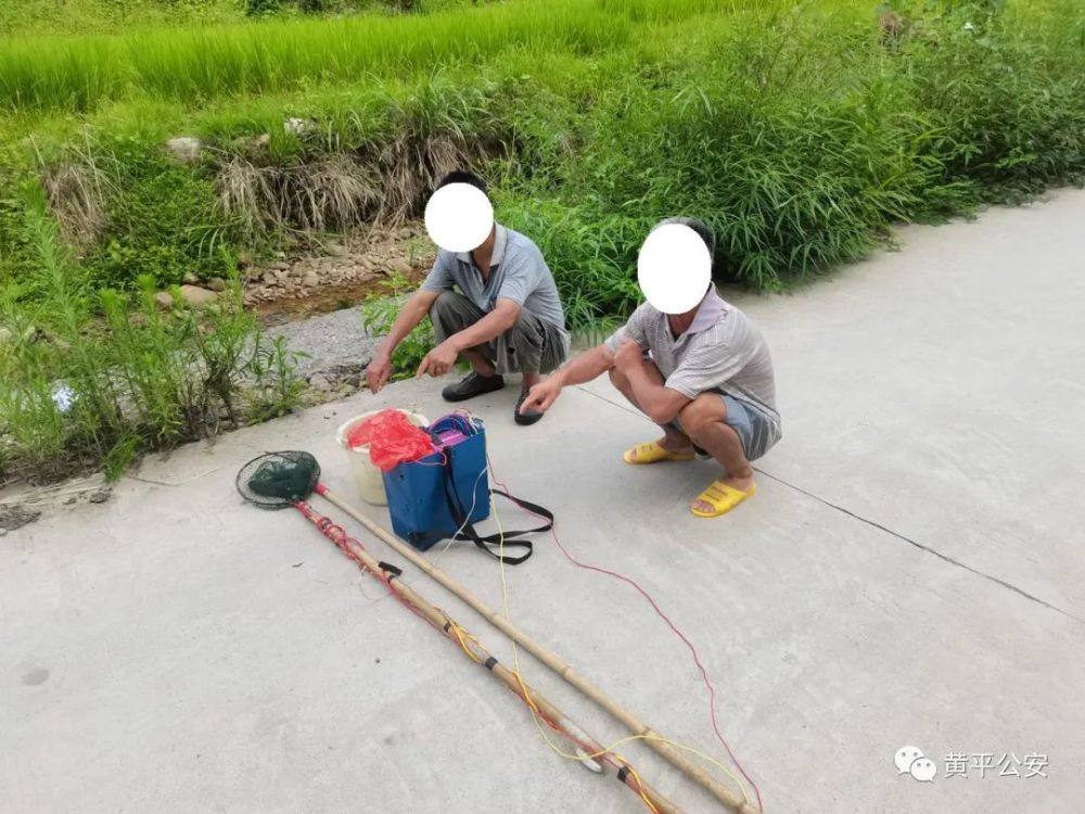 黔东南2名村民下河电鱼,被民警逮个正着