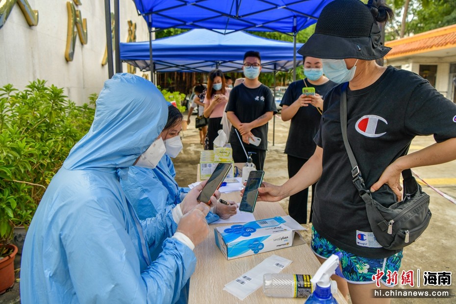 海口涉疫民众排队进行核酸检测