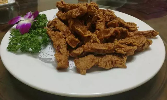 第二道:硬炸肉胡椒粉,酱油,醋,味精,韭菜末用凉开水一冲,就成了春卷的