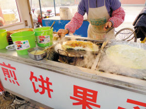 在天津摊煎饼果子也要持证上岗了,不是你想摊就可以摊的了