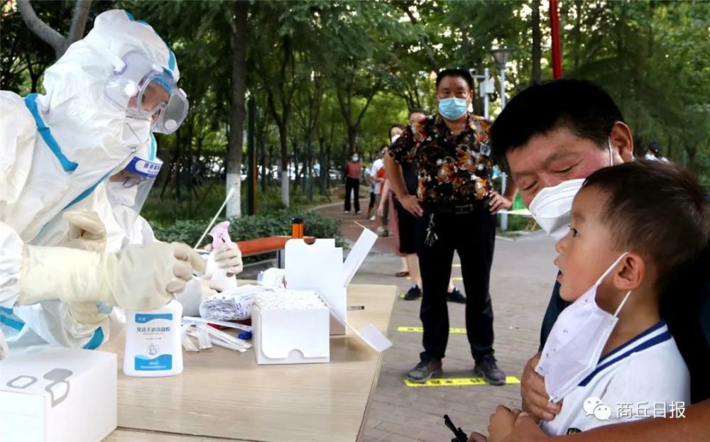 8月4日,在京港绿地核酸检测采样点,小朋友在家人的带领下进行核酸检测