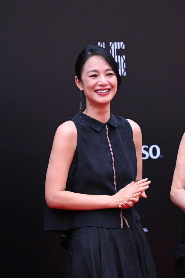 周韵走红毯身边不见姜文,穿黑裙显气场强,气质越来越好