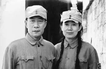 于海丹不仅是一名好的贤内助,同样也是李雪健工作上的好帮手.