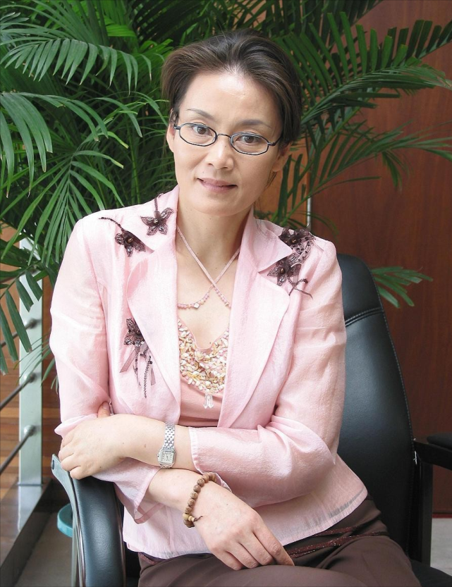 潘虹老得优雅又自然眼纹状态真实无修穿粉色也没有装嫩的感觉