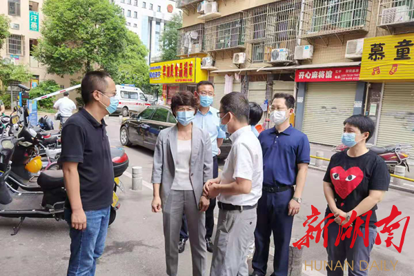 长沙市芙蓉区委副书记,代理区长崔晓一行到芙蓉区东屯渡街道扬帆社区