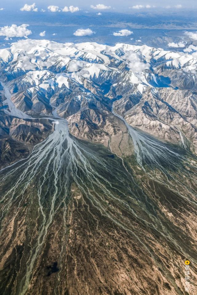 职责 它携带着万千碎屑 穿过群山万壑顺势而下 并在山麓地带铺陈开来