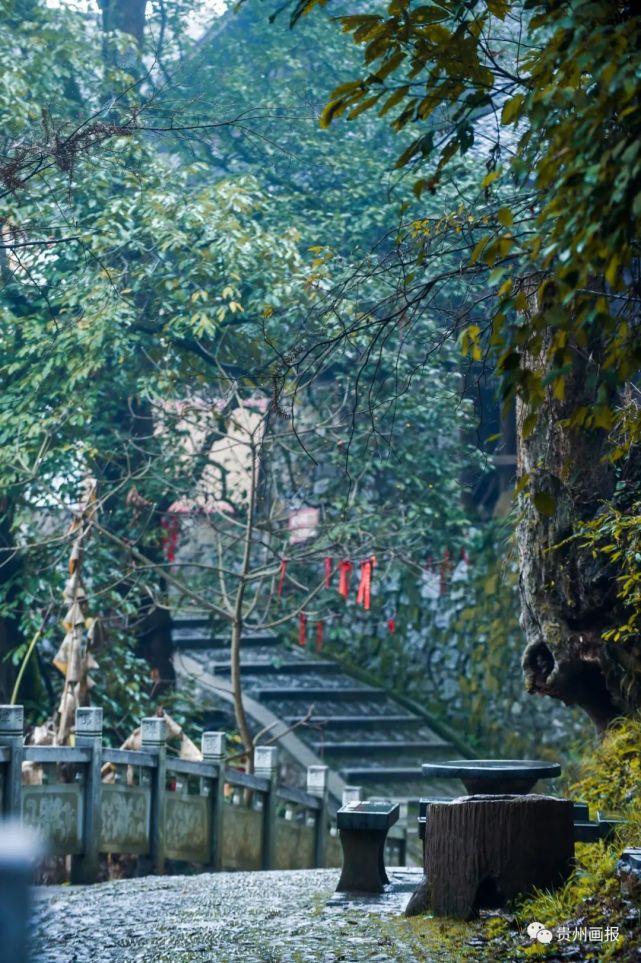 山腰行道旁有"点蛟亭""南泉福地"等景点,山上有一座南泉山寺,寺庙始建