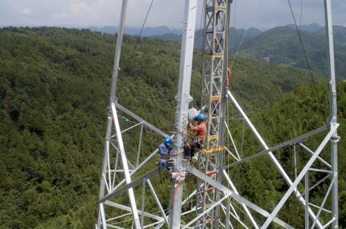 巴东:白鹤滩至江苏±800千伏特高压输电工程湖北段全面进入组塔阶段