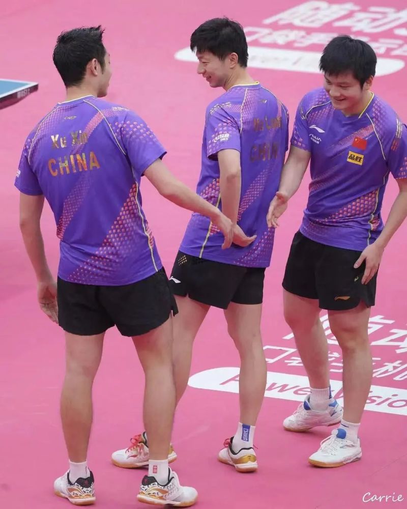 乒乓球队的腹肌有很多但小肚子只有他一个