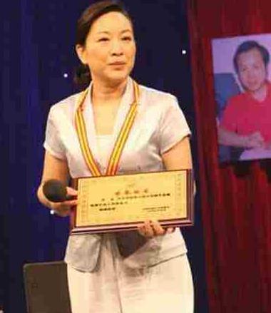 2009年,罗京生前一句话,让葬礼上哭到昏厥的发妻决定