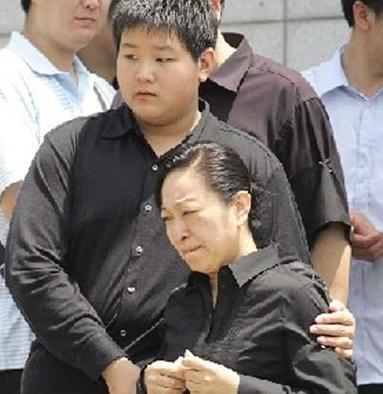 2009年,罗京生前一句话,让葬礼上哭到昏厥的发妻决定