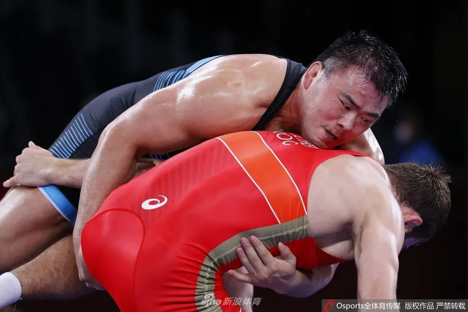 2021年8月5日上午,东京奥运会摔跤男子自由式125kg级 邓志伟止步八强