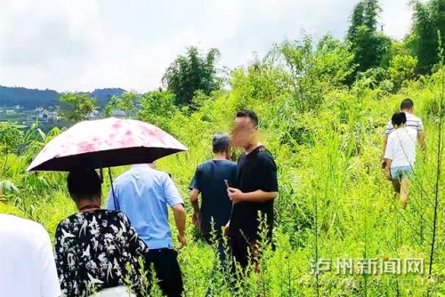 烈日下叙永县法院执行法官努力调解一起租约纠纷案