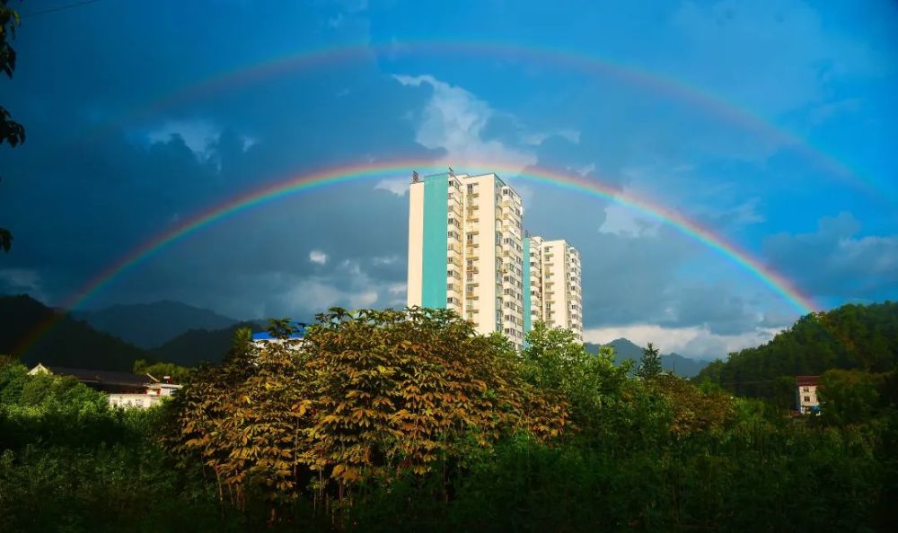 雨后的留坝县城在巨大的彩虹门下显得格外秀丽.一时间手机微信朋友