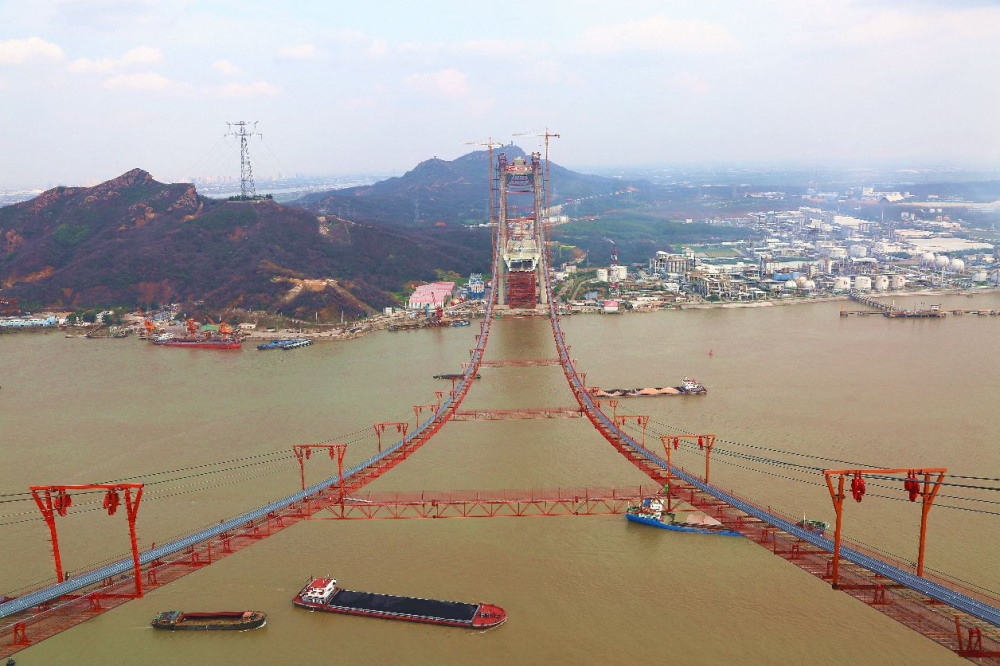 图为中国五峰山长江大桥的钢缆建造
