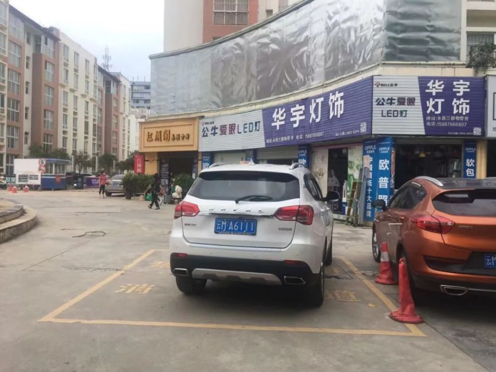 时间:7月22日17:13地点:明启小区违法行为:车牌号为云m a6111的机动车