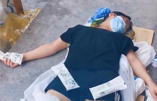 湖南:医护人员中暑晕倒靠冰棒降温,市民大哥一举动令人感动不已