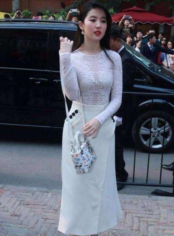 刘亦菲身材肥胖,俨然一个发福大妈,粉丝还称仙女不肯面对现实