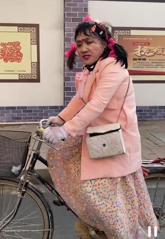 流浪大爷男扮女装20年,还清18万债务"就是不该有胡子"
