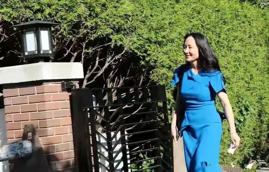 孟晚舟霸气亮相穿中蓝色裙装有职业范步伐从容气质优雅