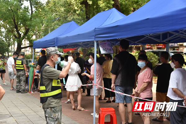 株洲市芦淞区民兵为全民核酸检测保驾护航