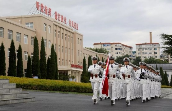 1999年, 海军政治学院并入大连海军学院,逐渐发展融合,成为了今天