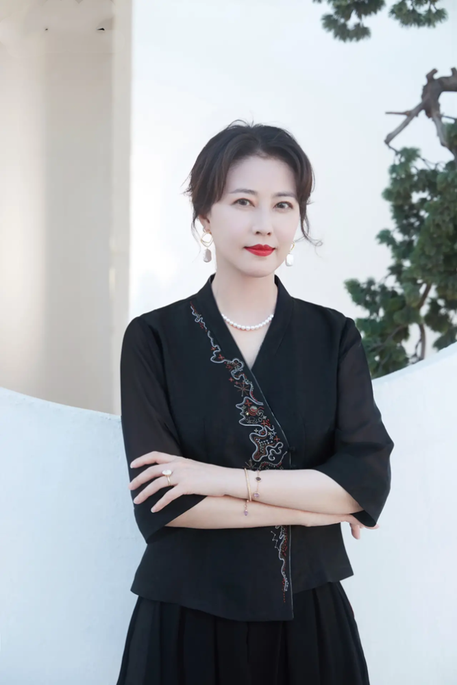 周海媚首次尝试中国风,穿民国风盘扣上衣戴珠宝太得体