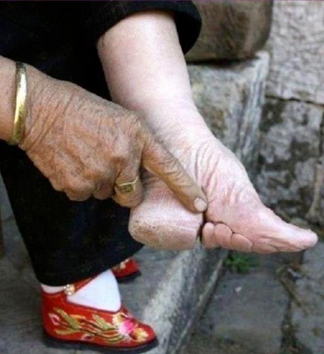 万恶的三寸金莲,谁是历史上缠足第一人?又是谁在提倡这恶习?