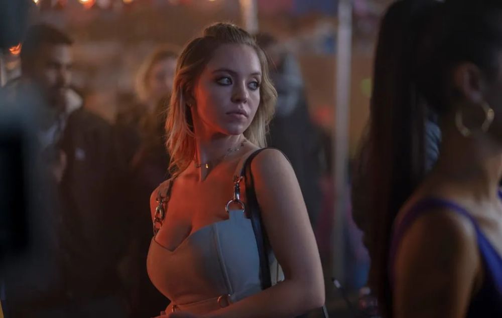 在美剧《亢奋》中扮演美女cassie的西德妮·斯威尼sydney sweeney