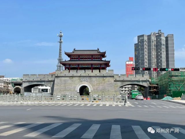 邓州平城门近日,小编实地探访了邓州平成门和突破口广场的工程进度,从