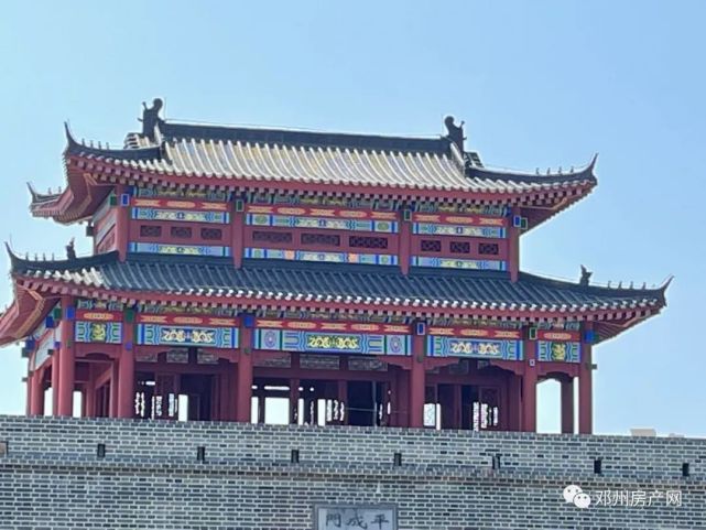 邓州平城门近日,小编实地探访了邓州平成门和突破口广场的工程进度,从