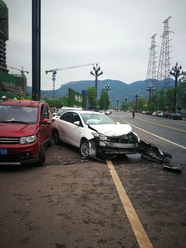 2021年8月7日,在宜宾长江桥下环长江景观大道中铁卓越城至领地观江府