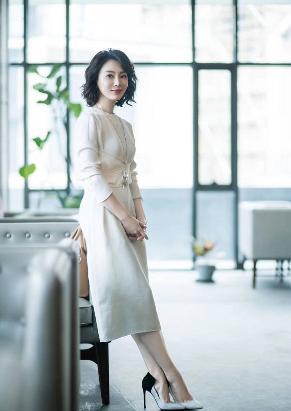 陈数不仅长得漂亮,她这种浑然天成的气质随着剪短发后也愈演愈浓,让