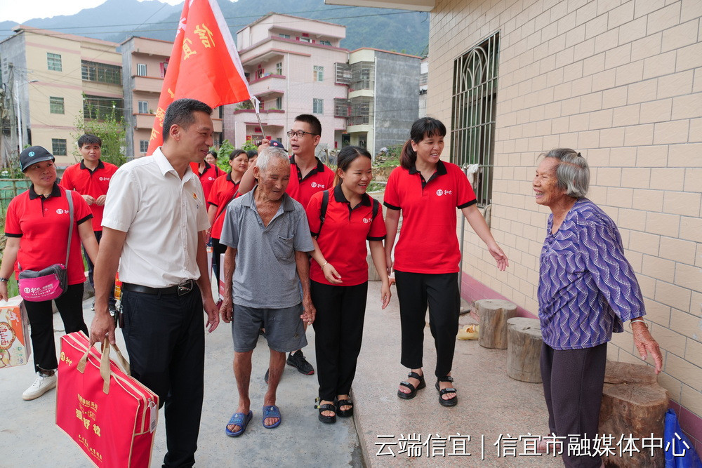 信宜市贵子镇百岁老人曹义行,抗美援朝老兵刘政昌两人主动接种新冠