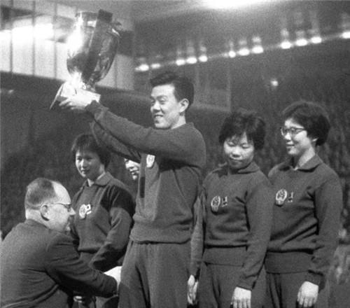 容国团:我国首位乒乓球世界冠军,31岁选择自尽,留下10个字遗书