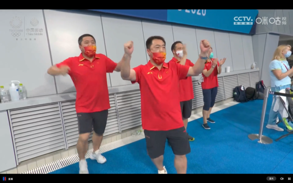 刚刚结束的东京奥运会男子10m跳台跳水决赛,中国跳水运动员曹缘,杨健