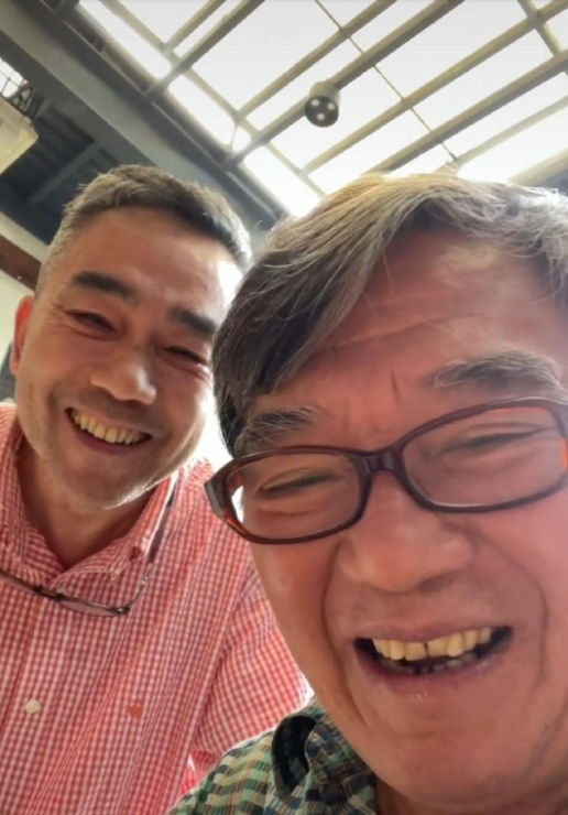 杨议搬去的新家虽然没有之前的那么豪华,不过也是个中式的小别墅,棚顶