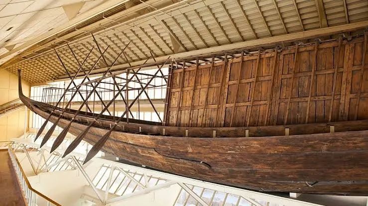 后来,英国在出土太阳船的原址上资助修建了胡夫太阳船博物馆.