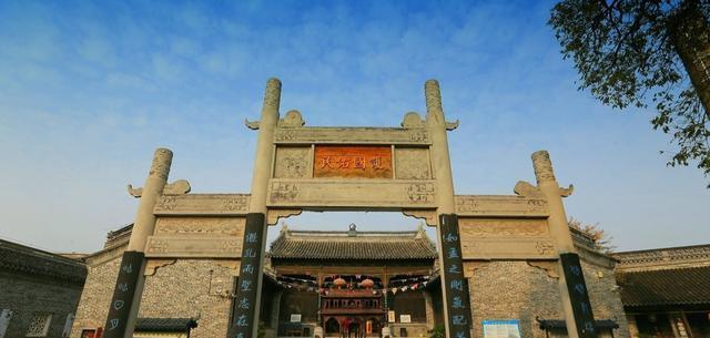 就形成了一门生意,每天半夜,都会有来自四面八方的商贩抹黑早起窑湾街