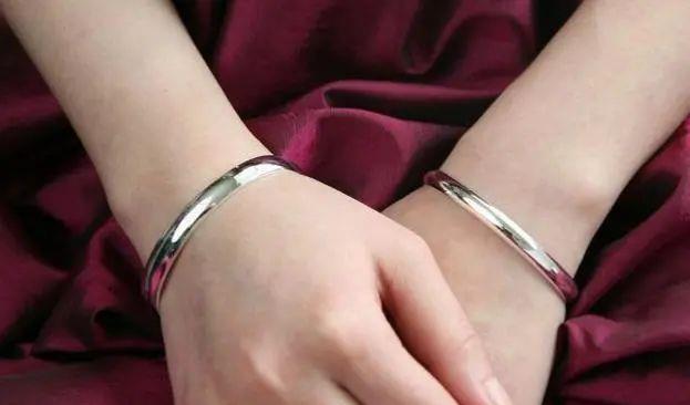 爱把银手镯戴在左手的女生,一段时间后身体有啥变化?不少人不懂